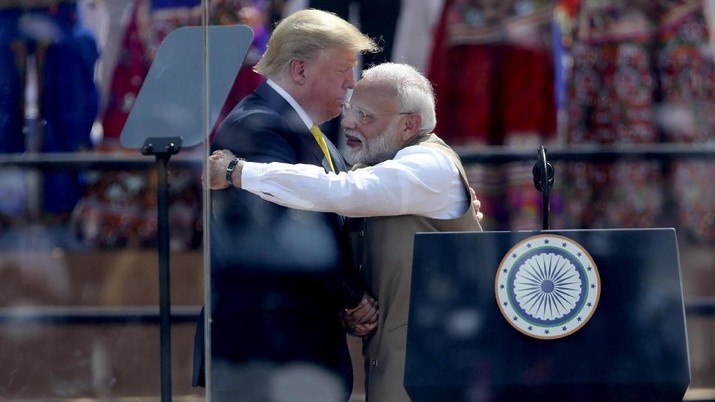 Kunjungan Trump ke India (AP Photo/Aijaz Rahi) U.S. President Donald Trump and Indian Prime Minister Narendra Modi hug at Sardar Patel Stadium in Ahmedabad, India, Monday, Feb. 24, 2020. India poured on the pageantry with a joyful, colorful welcome for President Donald Trump on Monday that kicked off a whirlwind 36-hour visit meant to reaffirm U.S.-India ties while providing enviable overseas imagery for a president in a re-election year. (AP Photo/Aijaz Rahi)