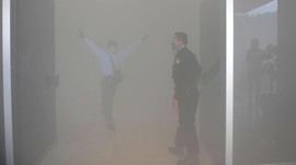 FOTO: Asap yang Bikin Heboh di Gedung DPR