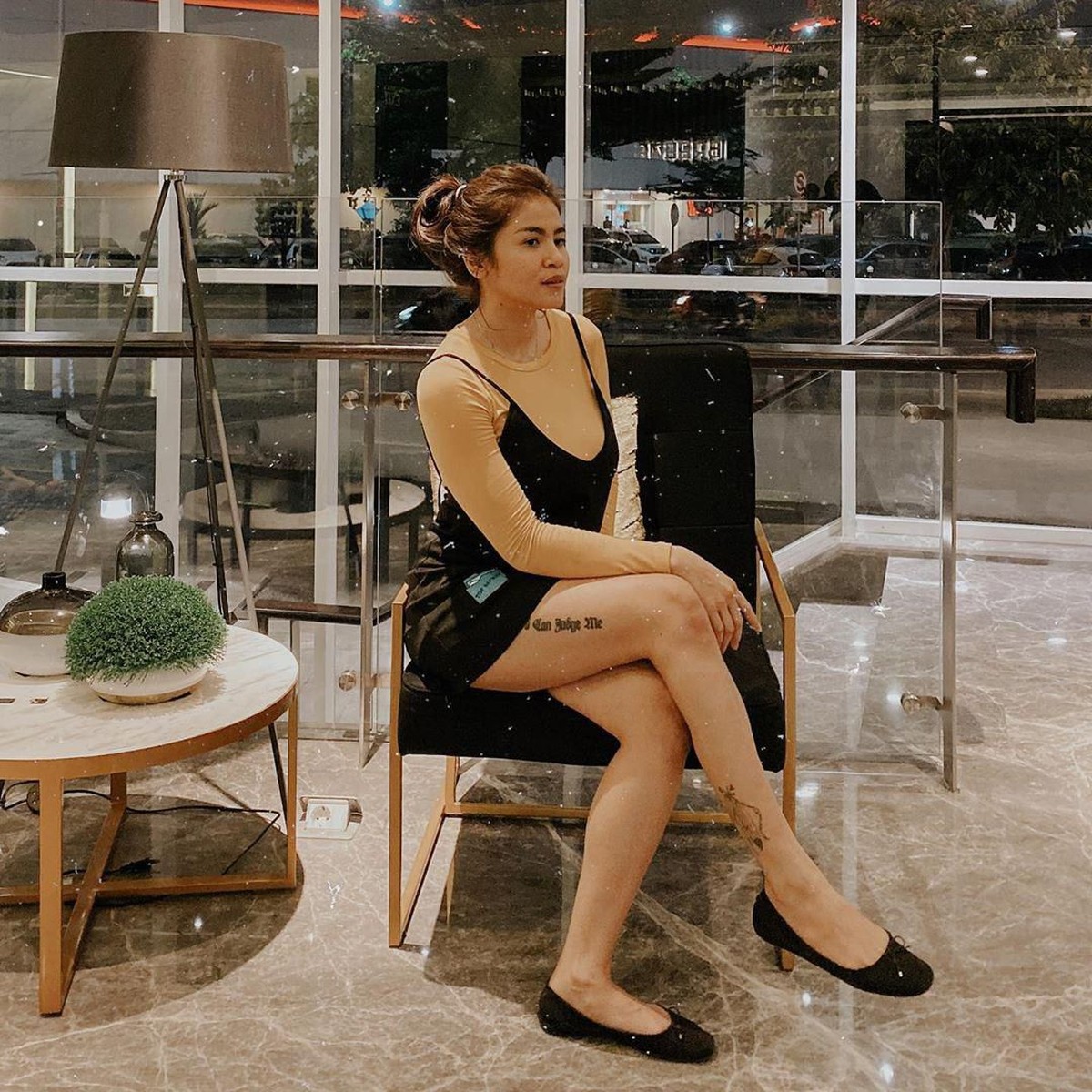 Simak lima foto cantik dan seksi istri komedian Uus&comma; Kartika yang suka bikin netizen salah fokus&period;