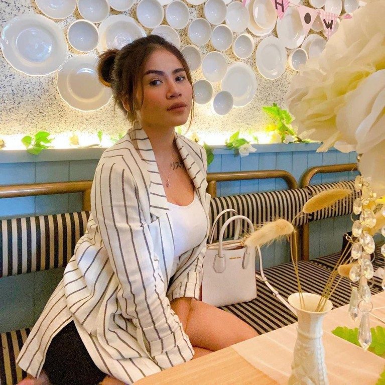 Simak lima foto cantik dan seksi istri komedian Uus, Kartika yang suka bikin netizen salah fokus.