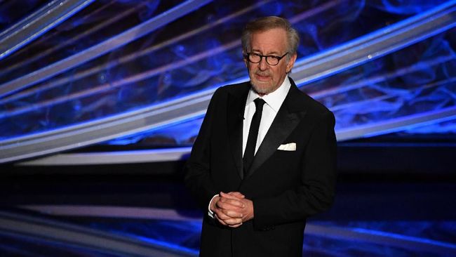 Steven Spielberg dan istri berdonasi melalui yayasan mereka dan disalurkan ke sejumlah organisasi kemanusiaan di Ukraina dan sekitarnya.