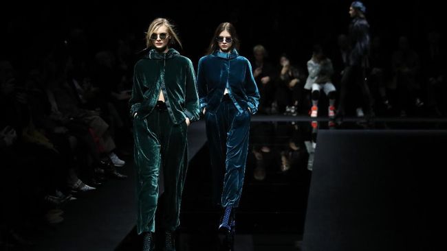 Demi mencegah penyebaran virus corona, desainer Giorgio Armani gelar peragaan busana dalam ajang Milan Fashion Week 2020 secara tertutup.