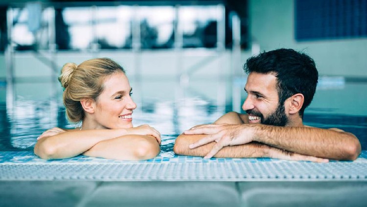 seks kolam renang berenang pasutri Happy attractive couple relaxing in spa swimming pool