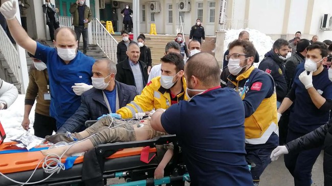 FOTO: Gempa Magnitudo 5,7 Guncang Perbatasan Turki-Iran