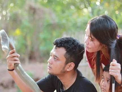 7 Foto Panji Petualang Bersama Istri dan Anak, Sama-sama Suka Ular