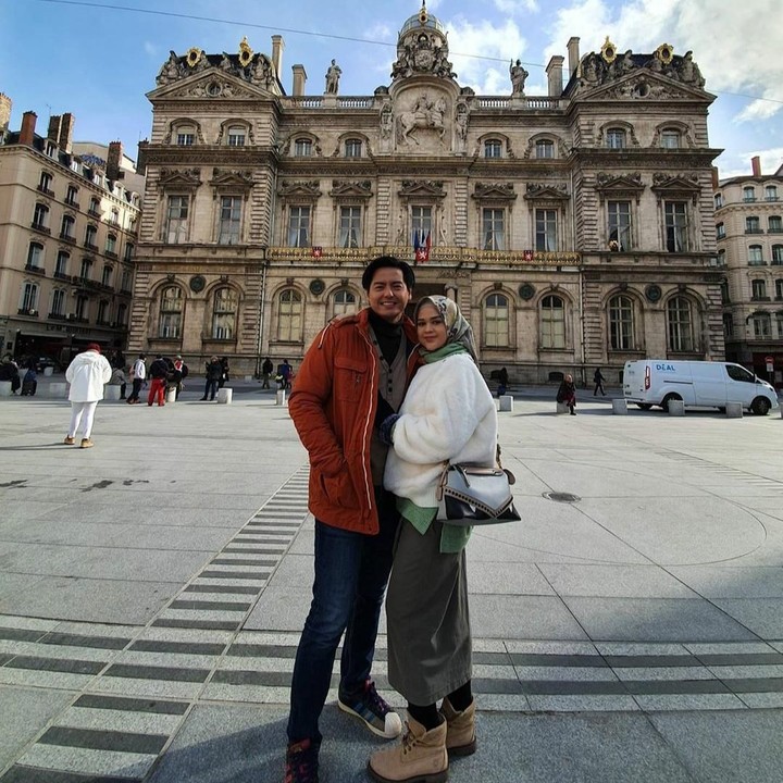 <span style="color: #222222; font-family: Arial, Helvetica, sans-serif; font-size: small;">Meski sedang hamil, tak menyurutkan pasangan ini untuk travelling jauh alias babymoon. (Foto: Istagram @rogerojey)</span>