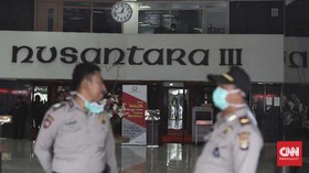 Ironi Buruh Tetap Bekerja dan DPR Ajak Keluarga Tes Corona