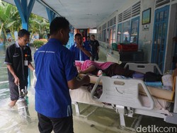 Video RSUD Kraton Tergenang Banjir, Puluhan Pasien Dievakuasi