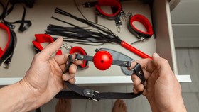 Mengenali Beda BDSM dan Kekerasan Seksual