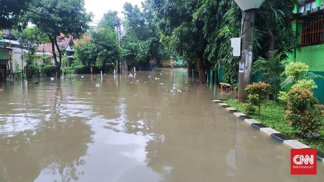 Hujan lebat hingga banjir yang melanda Jakarta membuat tiga siswa Sekolah MTsN 19 meninggal dunia usia tertimpa tembok roboh.