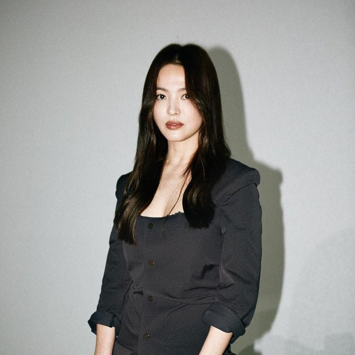 <p>Song Hye Kyo terlihat cantik dalam balutan gaun berwarna hitam. (Foto: Instagram)</p>