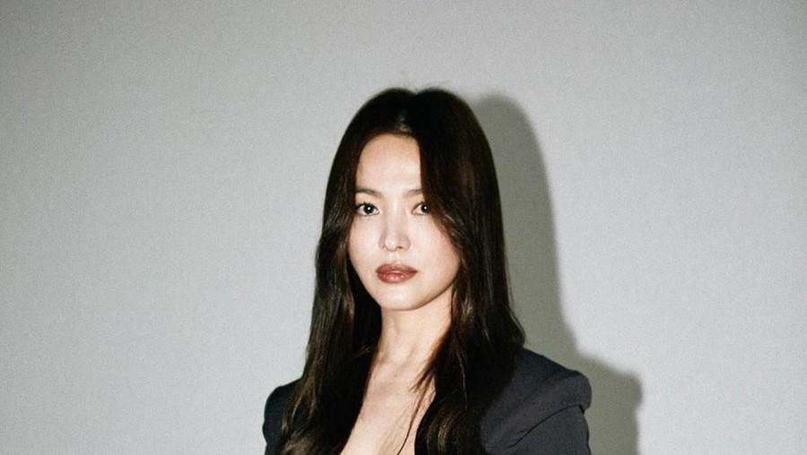Song Hye Kyo terlihat berada di Bandara Incheon, Korea Selatan pada Kamis, 27 Febuari 2020.