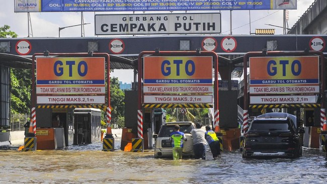 Jasa Marga mengaku sudah membersihkan sejumlah ruas tol yang sempat tergenang banjir pada 1 Januari lalu.