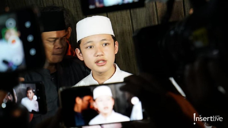 Alwi Assegaf Ungkap Kenangan Manis Bersama Ashraf Sinclair Pernah main sinetron bareng, Alwi Assegaf ungkap kenangan-kenangan bersama Ashraf Sinclair semasa hidup.