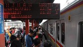 FOTO: Penumpukan Penumpang di Stasiun KRL Akibat Banjir Banjir yang menerjang wilayah DKI Jakarta sejak Selasa (25/2) pagi membuat rangkaian perjalanan KRL Commuterline terganggu.