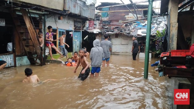 Pengungsi banjir di Kelurahan Cipinang Melayu, Jakarta Timur, mengeluhkan batuk, pilek serta gatal-gatal. Anak-anak rentan terserang penyakit.