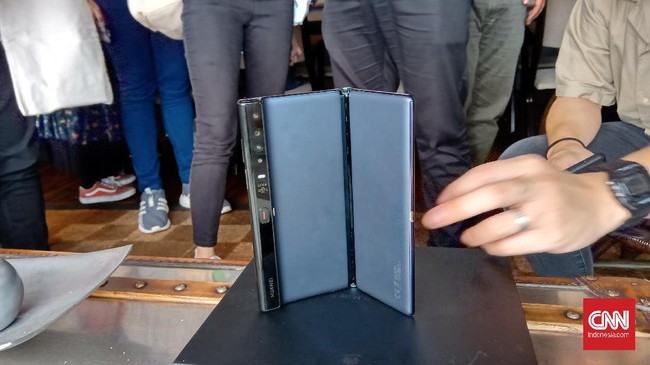 Samsung dan iPhone akan menjadi produsen ponsel dunia yang "ngotot" menyediakan ponsel lipat.
