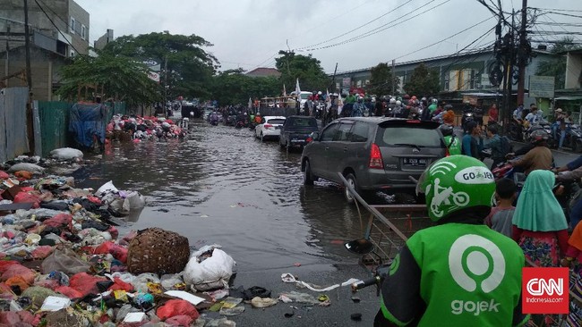 Sampah yang terkumpul di tepi Jalan Raden Patah Ciledug, Tangerang biasanya diangkut oleh petugas namun sudah lebih dulu diterjang banjir.