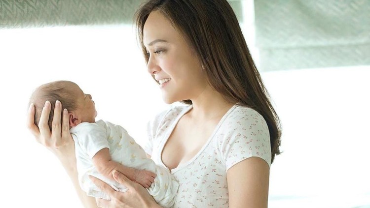 Selang 12 hari setelah melahirkan putri pertamanya, Shandy Aulia panen pujian dari netizen lantaran bentuk perutnya yang rata. Banyak pula netizen yang heran.