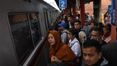 FOTO: Penumpukan Penumpang di Stasiun KRL Akibat Banjir Banjir yang menerjang wilayah DKI Jakarta sejak Selasa (25/2) pagi membuat rangkaian perjalanan KRL Commuterline terganggu.