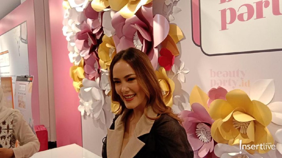 Cathy Sharon harus mengatur ulang pekerjaannya akibat banjir yang melanda beberapa titik di ibukota.