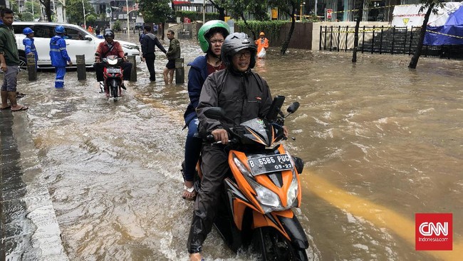 Genangan air di sejumlah wilayah membuat pengendara kendaraan bermotor mesti lebih hati-hati dalam melintas.