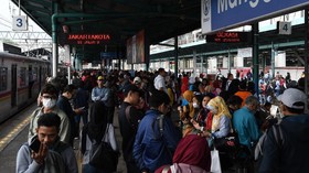 FOTO: Penumpukan Penumpang di Stasiun KRL Akibat Banjir