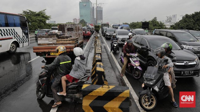 FOTO: Derita Warga Ibu Kota Dilanda Banjir Jakarta