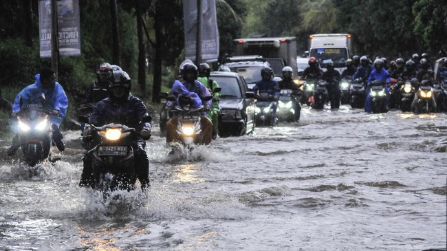 BPBD DKI Jakarta mencatat setidaknya 22 RT tergenang banjir di Jakarta hingga pukul 03.00 WIB, Selasa (22/9). Pengungsi kebanyakan dari Jakbar.