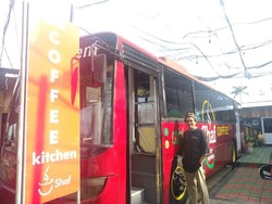 Asyik! Bisa Ngopi di Kafe Unik Dalam Bus Sungguhan