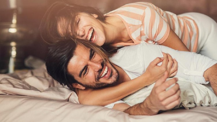 Salah satu tips bercinta agar Bunda dan pasangan puas adalah dilakukan dengan spontan. Apa saja manfaatnya untuk hubungan suami istri.