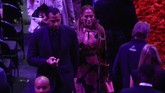 FOTO: Penghormatan Terakhir untuk Kobe Bryant Puluhan bintang NBA dan artis serta ribuan penggemar menggelar penghormatan terakhir untuk mendiang Kobe Bryant di Staples Center.