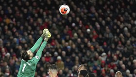 Blunder Kiper West Ham Bantu Liverpool Menang
