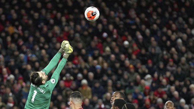 Blunder kiper West Ham, Lukasz Fabianski ikut membantu Liverpool meraih kemenangan dalam pekan ke-27  Liga Inggris.