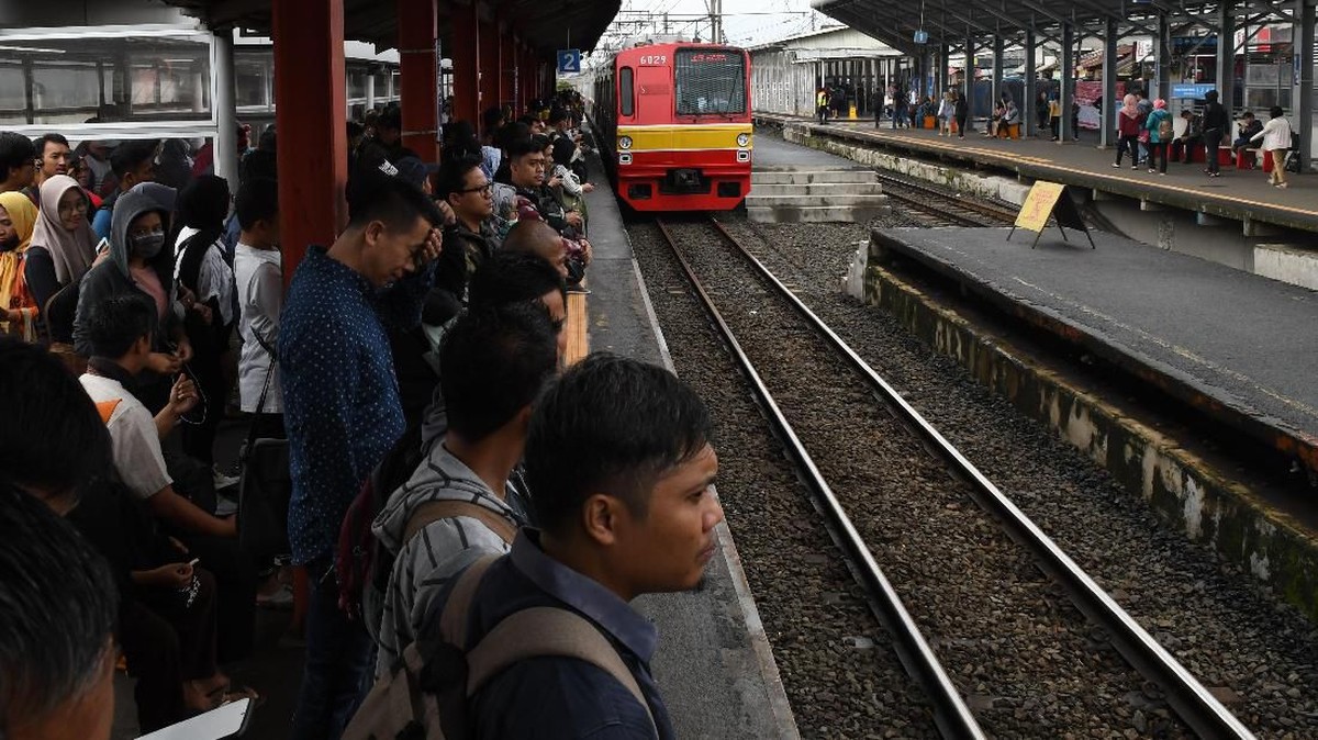 FOTO: Penumpukan Penumpang di Stasiun KRL Akibat Banjir