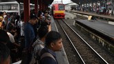 FOTO: Penumpukan Penumpang di Stasiun KRL Akibat Banjir Banjir yang menerjang wilayah DKI Jakarta sejak Selasa (25/2) pagi membuat rangkaian perjalanan KRL Commuterline terganggu.