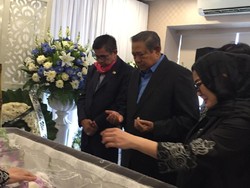 Melayat ke Rumah Duka Ventje Rumangkang, SBY Kenang Dirikan Partai Demokrat