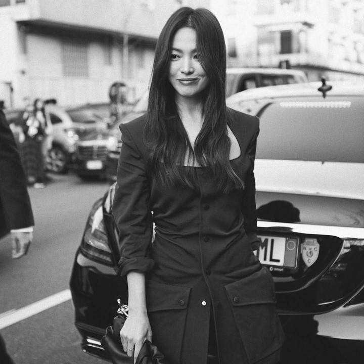 <p>Sementara foto lainnya, memperlihatkan Song Hye Kyo tersenyum ke arah para fotografer di luar lokasi acara fashion show Bottega Venetta. (Foto: Instagram)</p>