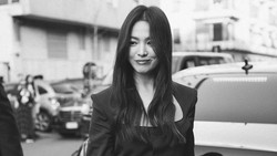 Penampilan Hitam-hitam Song Hye Kyo yang Bikin Netizen Terpukau