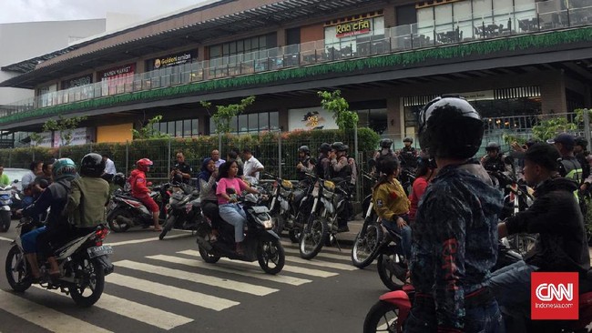 Warga Cakung ramai-ramai mendatangi Mal AEON, Cakung, Jakarta Timur, yang dituding sebagai penyebab banjir di perkampungan mereka.