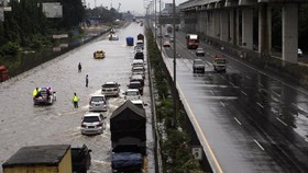 Sempat Tergenang Banjir, Akses Tol Jatibening Kembali Normal