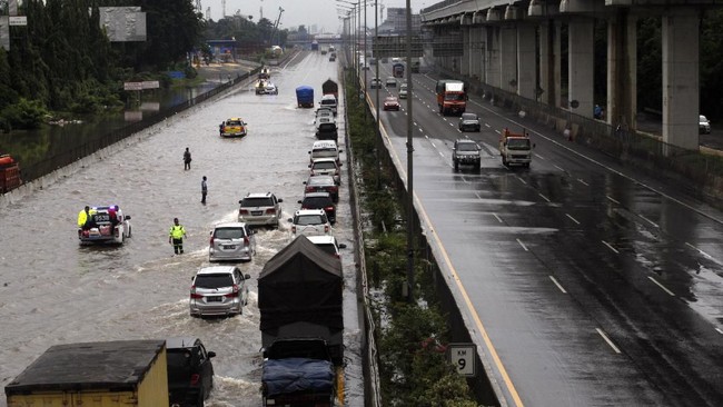 Akses Gerbang Tol Jatibening arah Jakarta yang sempat terendam banjir sudah bisa dilalui semua jenis kendaraan.