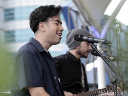 Tonton Aksi Vidi Aldiano Akustikan di Rooftop detikcom di Sini