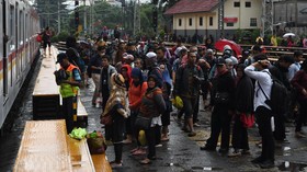 Rute KRL Terganggu Banjir, Penumpang di Manggarai Menumpuk