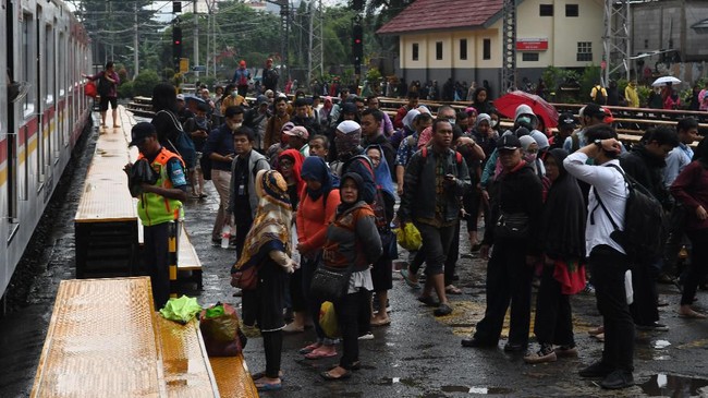 PT KCI menyebut para penumpang bisa membatalkan perjalanannya akibat perjalanan KRL yang terganggu karena sejumlah rel terendam banjir.