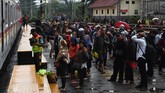 FOTO: Penumpukan Penumpang di Stasiun KRL Akibat Banjir Banjir yang menerjang wilayah DKI Jakarta sejak Selasa (25/2) pagi membuat rangkaian perjalanan KRL Commuterline terganggu.