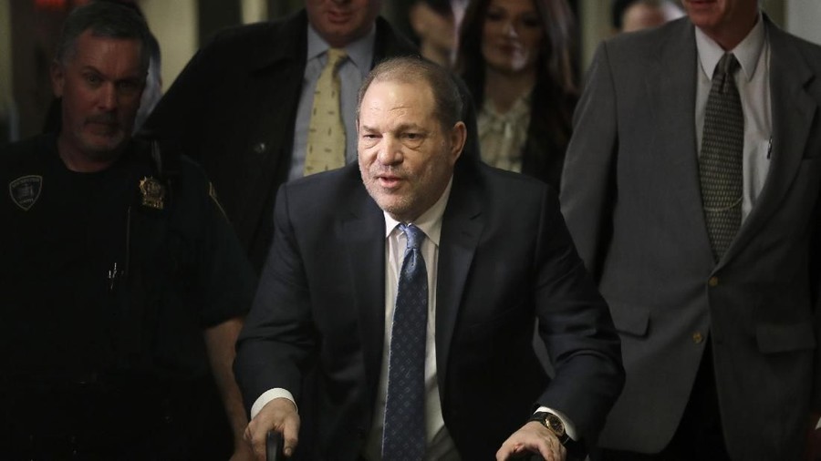 Kondisi Harvey Weinstein membaik usai menjalani masa isolasi diri setelah dinyatakan positif corona COVID-19.