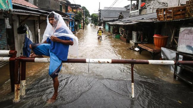 Ada beberapa hal yang perlu Anda waspadai ketika dikepung banjir. Salah satunya adalah awas terhadap genangan dan arus air.