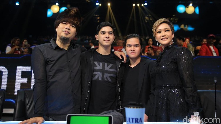 Momen Ahmad Dhani dan Maia Estianty di Indonesian Idol begitu berharga bagi anak-anaknya. Saat Dhani sebut Maia 'tersayang', Al Ghazali menitikan air mata.