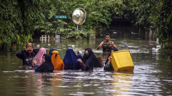 Pemprov Jabar, bersama Kementerian PUPR dan Pemda, akan menormalisasi sejumlah sungai di Bekasi setelah banjir menerjang pada pekan ini.